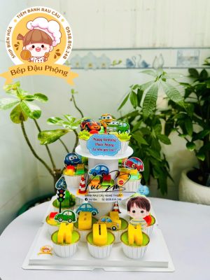 Mẫu bánh cupcake cho bé trai 3 tầng chủ đề ô tô